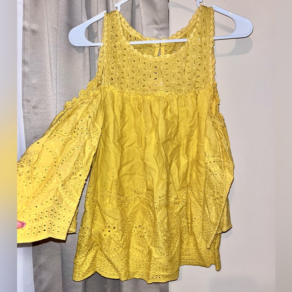Boutique eyelet cold shoulder